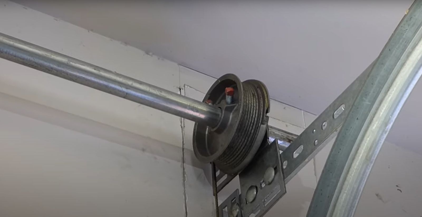 Create alt text for an image to optimize the SEO of the website,Fort Lauderdale FL Garage Door Repair Services keyword: garage door cable repair